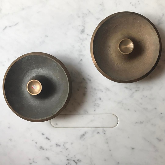 Angelo Mangiarotti bowls and table detail... #breradesigndistrict #Milano #agape #angelomangiarotti #stone #bronze #simplicity #design #attentiontodetail #artisan