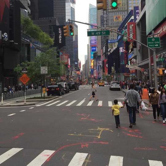 Taking in NYC, out and about on the bike... #NYCxDESIGN #Designjuction #Dwellondesign #Othr #interiordesignmedia #nycxdesignawards #nyc #cycling #design #art #exhibitions #streetart #raphacyclingclub